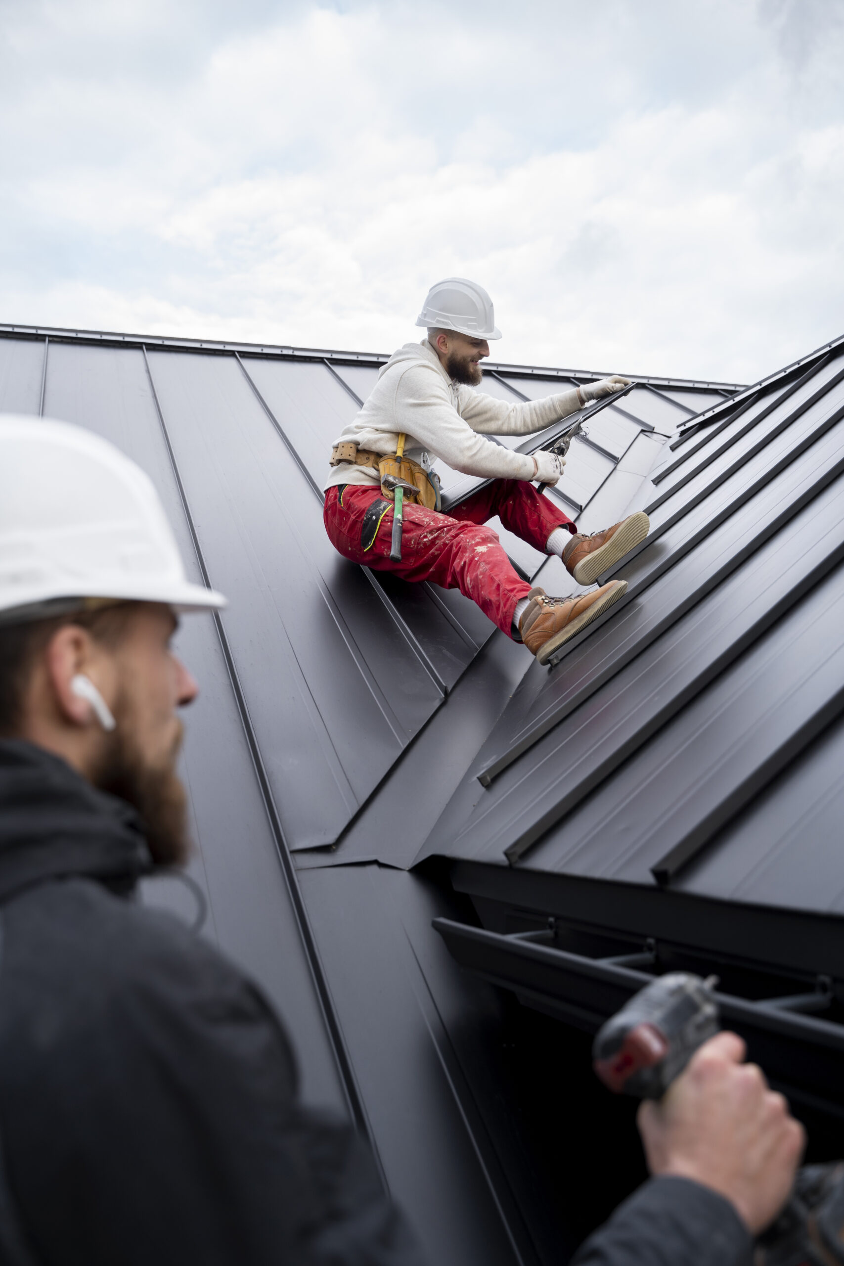 construction-people-working-roof